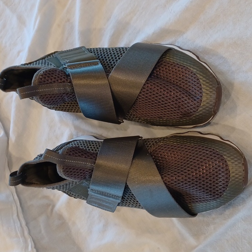 Sorel kinetic easy pull on sneakers